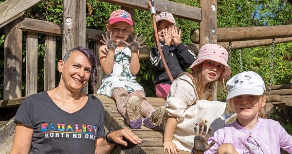 Elke Schumacher mit einigen Kindern aus der Blauen Gruppe. „Mir geht eigentlich jeden Tag das Herz auf“, sagt sie über ihren Alltag im Kifaz Poppenweiler.