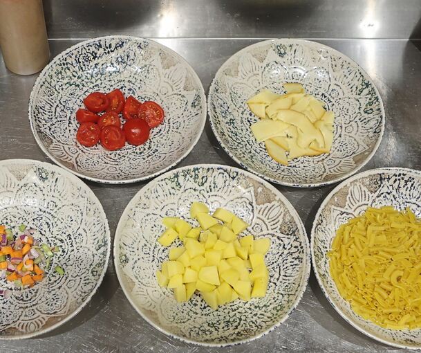 Das sind die Zutaten für das Traditionsgericht „Pasta e Patate“, also Nudeln und Kartoffeln.