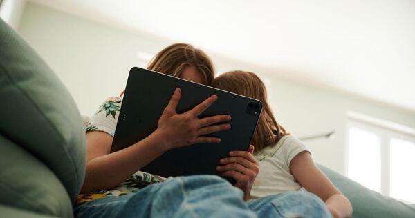 Kinder mit Tablet