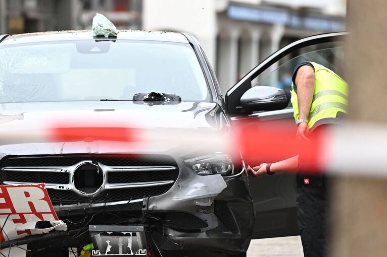 Auto rast durch Fußgängerzone Auto rast durch Fußgängerzone