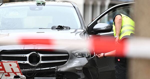 Auto rast durch Fußgängerzone