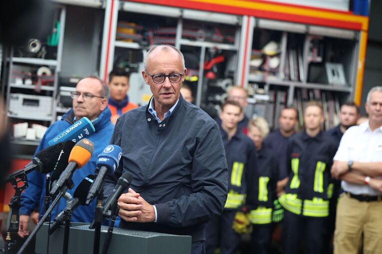 Bundeskanzler Merz besucht Waldbrandgebiet in Hürtgenwald Bundeskanzler Merz besucht Waldbrandgebiet in Hürtgenwald