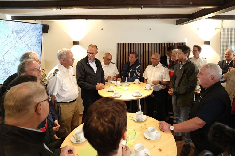 Bundeskanzler Merz besucht Waldbrandgebiet in Hürtgenwald Bundeskanzler Merz besucht Waldbrandgebiet in Hürtgenwald