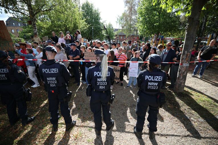Bundeskanzler Merz besucht Waldbrandgebiet in Hürtgenwald Bundeskanzler Merz besucht Waldbrandgebiet in Hürtgenwald