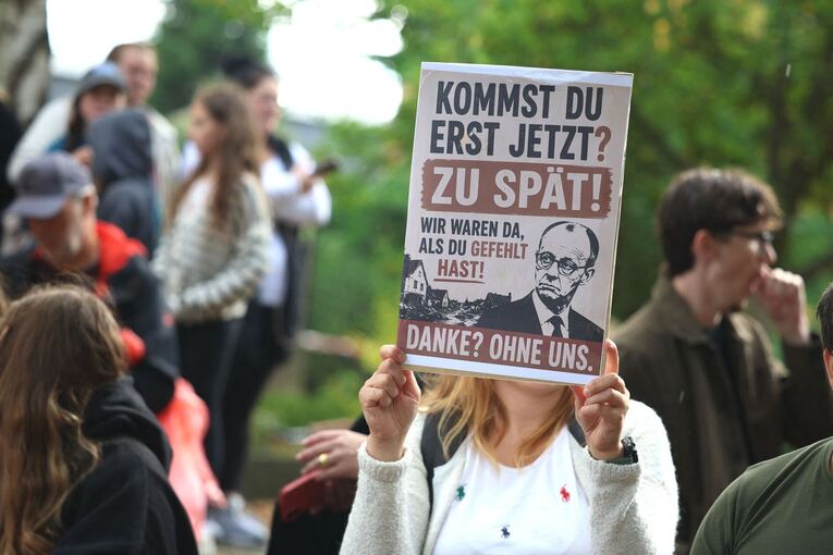 Bundeskanzler Merz besucht Waldbrandgebiet in Hürtgenwald Bundeskanzler Merz besucht Waldbrandgebiet in Hürtgenwald