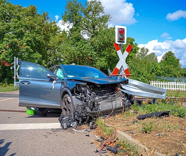 Das Auto wurde bei dem Unfall stark beschädigt. Das Auto wurde bei dem Unfall stark beschädigt.