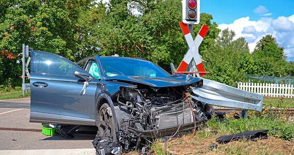 Das Auto wurde bei dem Unfall stark beschädigt.