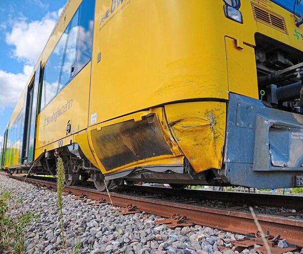 Der Schaden an der Bahn liegt bei etwa 100.000 Euro. Der Schaden an der Bahn liegt bei etwa 100.000 Euro.