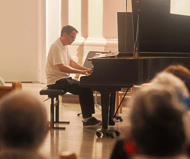 Elmar Kunz am Klavier.