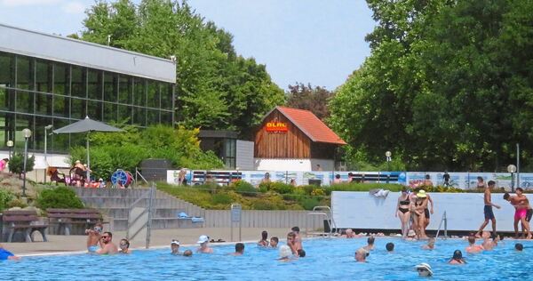 Im Schwimmerbecken herrscht ordentlich Betrieb.