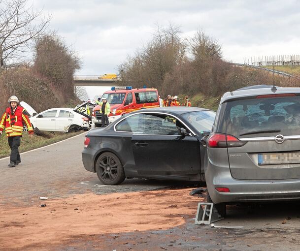 25. Januar 2025: Drei Autos stoßen auf der Straße zwischen Gemmrigheim und Neckarwestheim zusammen. Ein zweijähriges Mädchen stirbt später an den Folgen.