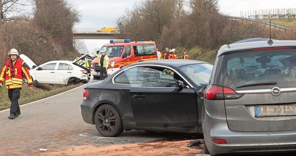 25. Januar 2025: Drei Autos stoßen auf der Straße zwischen Gemmrigheim und Neckarwestheim zusammen. Ein zweijähriges Mädchen stirbt später an den Folgen.