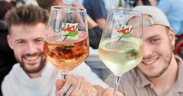 Gute Laune und ein neuer Trend auf der Ludwigsburger Weinlaube: Wein mit Eiswürfeln.