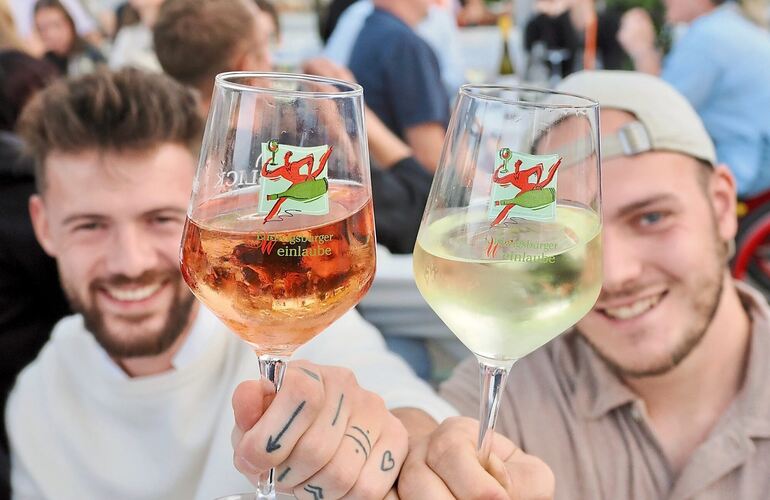 Gute Laune und ein neuer Trend auf der Ludwigsburger Weinlaube: Wein mit Eiswürfeln.