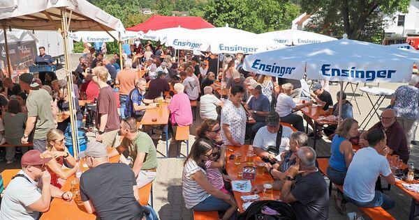 Die Feuerwehr hat nicht mit so vielen Besuchern gerechnet. Es mussten zusätzliche Garnituren aufgestellt werden.