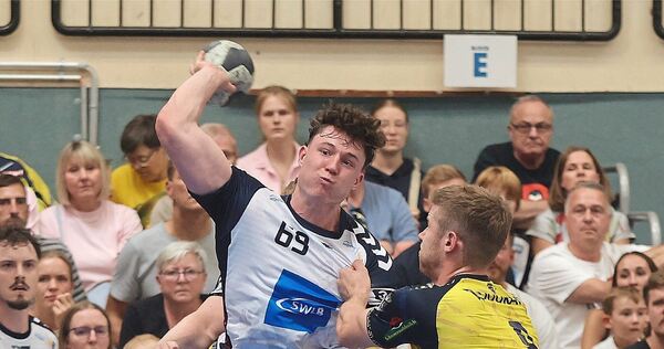 Die Löwen-Abwehr düpiert: Finn Joneleit (Mitte) setzt sich durch.