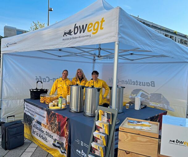 Drei junge Leute schenken am Pariser Platz kostenlosen Kaffee für die Reisenden aus.