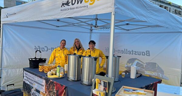 Drei junge Leute schenken am Pariser Platz kostenlosen Kaffee für die Reisenden aus.