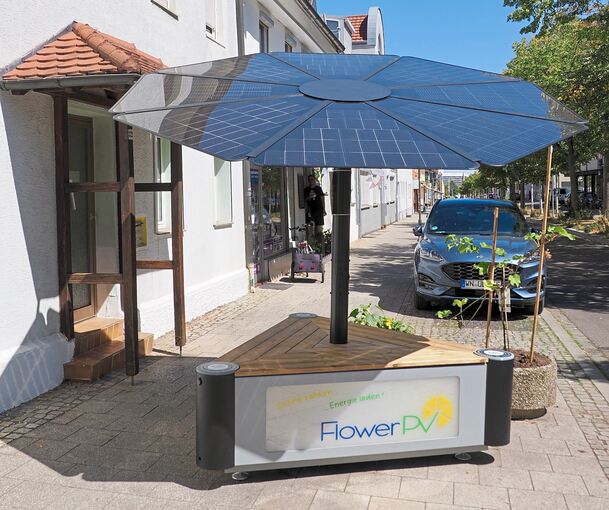 Im Schatten verweilen und Handy laden: Die sogenannte Energieinsel samt Fotovoltaik verbindet Angenehmes mit Nützlichem.