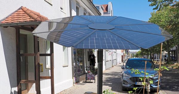 Im Schatten verweilen und Handy laden: Die sogenannte Energieinsel samt Fotovoltaik verbindet Angenehmes mit Nützlichem.