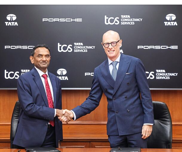 Handschlag für die Zukunft: K. Krithivasan (CEO und Managing Director von Tata Consultancy Services, links) und Michael Leiters (Vorstandsvorsitzender der Porsche AG).