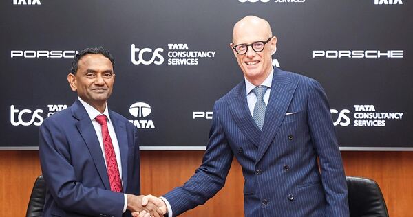 Handschlag für die Zukunft: K. Krithivasan (CEO und Managing Director von Tata Consultancy Services, links) und Michael Leiters (Vorstandsvorsitzender der Porsche AG).