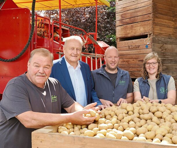 Die Remsecker Landwirte Werner Escher, Alexander Gauß und Betriebsleiterin Sarah Escher-Gauß mit dem Präsidenten des Landesbauernverbands, Joachim Rukwied.