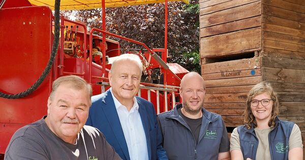 Die Remsecker Landwirte Werner Escher, Alexander Gauß und Betriebsleiterin Sarah Escher-Gauß mit dem Präsidenten des Landesbauernverbands, Joachim Rukwied.