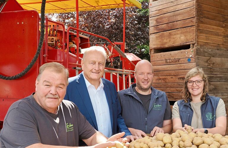 Die Remsecker Landwirte Werner Escher, Alexander Gauß und Betriebsleiterin Sarah Escher-Gauß mit dem Präsidenten des Landesbauernverbands, Joachim Rukwied.