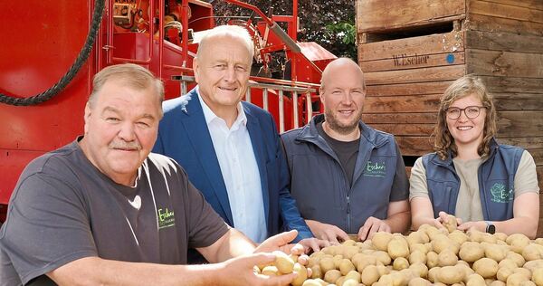 Die Remsecker Landwirte Werner Escher, Alexander Gauß und Betriebsleiterin Sarah Escher-Gauß mit dem Präsidenten des Landesbauernverbands, Joachim Rukwied.