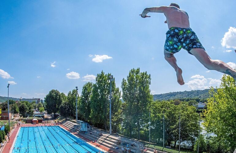 Inselbad im Stuttgarter Stadtteil Untertürkheim: Vor drei Jahren sollen hier Mädchen sexuell bedrängt worden sein. Der Prozess e Inselbad im Stuttgarter Stadtteil Untertürkheim: Vor drei Jahren sollen hier Mädchen sexuell bedrängt worden sein. Der Prozess endete in diesem Monat mit einer Einstellung.