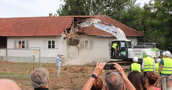 Ein „g‘scheiter“ Baggerbiss musste schon sein beim Start der Bauarbeiten für die Vaihinger Bürgergartenschau mit Abbruch. Ein „g‘scheiter“ Baggerbiss musste schon sein beim Start der Bauarbeiten für die Vaihinger Bürgergartenschau mit Abbruch.