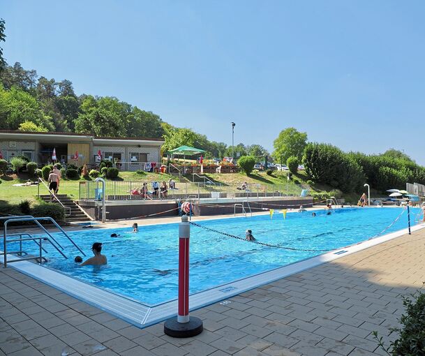Kernstück des Freibads ist das 25-Meter-Becken, das sich aber Schwimmer und Nichtschwimmer teilen.