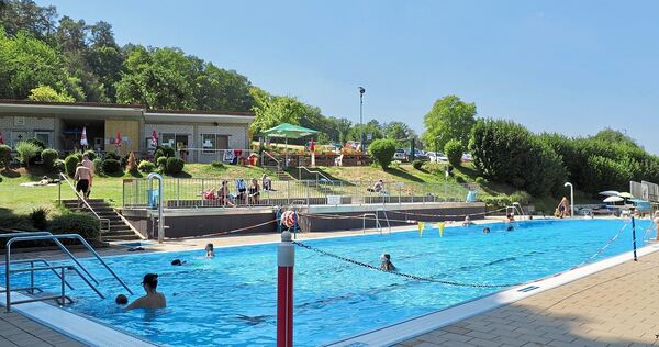 Kernstück des Freibads ist das 25-Meter-Becken, das sich aber Schwimmer und Nichtschwimmer teilen. Kernstück des Freibads ist das 25-Meter-Becken, das sich aber Schwimmer und Nichtschwimmer teilen.