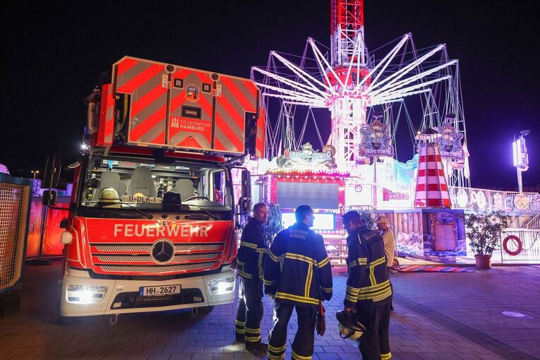 Menschen hingen im Kettenkarussell auf Hamburger Dom fest Menschen hingen im Kettenkarussell auf Hamburger Dom fest