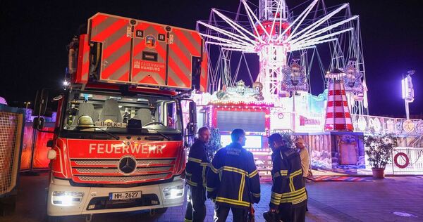 Menschen hingen im Kettenkarussell auf Hamburger Dom fest Menschen hingen im Kettenkarussell auf Hamburger Dom fest