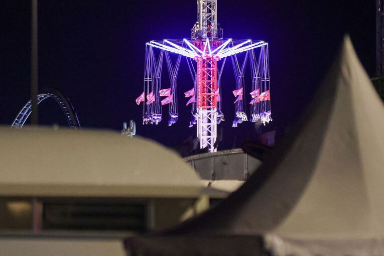 Menschen hingen im Kettenkarussell auf Hamburger Dom fest Menschen hingen im Kettenkarussell auf Hamburger Dom fest