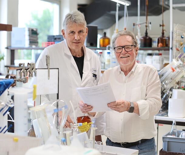 Kennen sich mit Wasser aus: Chemiker Harald Fischer und Institutsleiter Klaus-Peter Lörcher.