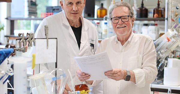 Kennen sich mit Wasser aus: Chemiker Harald Fischer und Institutsleiter Klaus-Peter Lörcher.