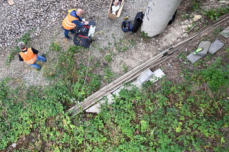 Mehrere Kabel nahe Bahngleisen durchtrennt Mehrere Kabel nahe Bahngleisen durchtrennt