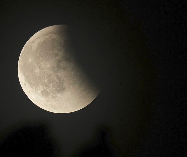 Bei einer Mondfinsternis wird der Mond vom Schatten der Erde verdeckt.