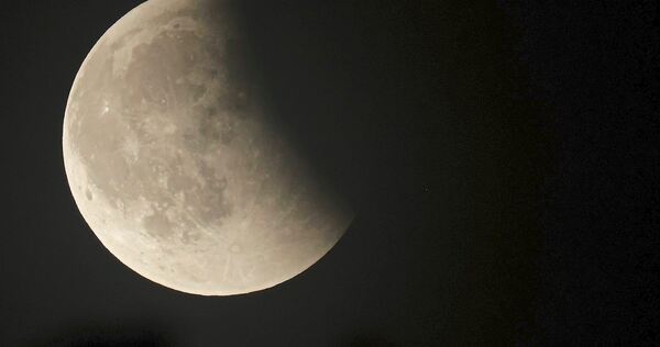 Bei einer Mondfinsternis wird der Mond vom Schatten der Erde verdeckt.