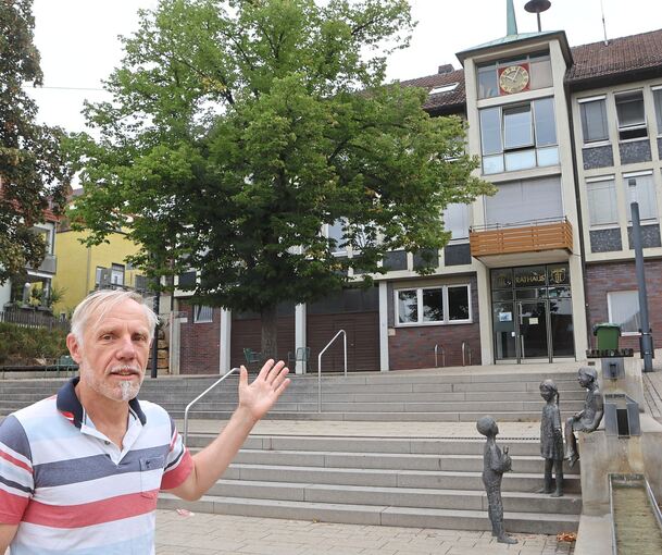 Roland Schmierer, Vorsitzender des Bürgervereins Neckarweihingen, ist gegen die Schließung des Bürgerbüros im ehemaligen Rathaus und gegen den Verkauf des denkmalgeschützten Gebäudes.