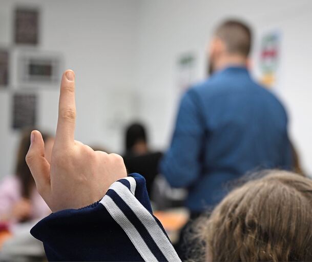 Junge Erwachsene lernen in der Abendrealschule nach Feierabend.