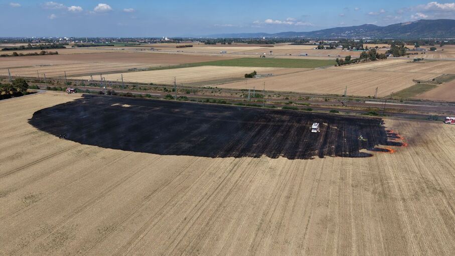 Bahnstrecke wegen Flächenbrand gesperrt Bahnstrecke wegen Flächenbrand gesperrt
