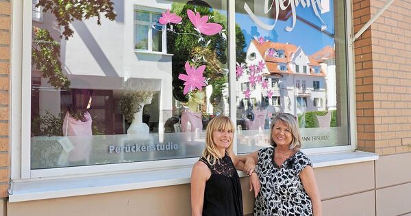 Brigitte Hartmann (rechts) und ihre Tochter Iris Reale vor ihrem Friseursalon am Ludwigsburger Solitudeplatz. „25 Jahre für ein Brigitte Hartmann (rechts) und ihre Tochter Iris Reale vor ihrem Friseursalon am Ludwigsburger Solitudeplatz. „25 Jahre für ein gutes Gefühl“ steht auf dem Schaufenster.