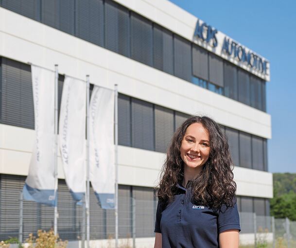 Bohdana Yevdokymova in Ingersheim vor dem Hauptsitz von ACPS Automotive, ihrem Ausbildungsunternehmen.