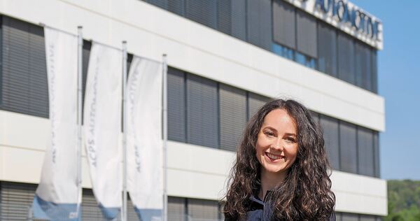 Bohdana Yevdokymova in Ingersheim vor dem Hauptsitz von ACPS Automotive, ihrem Ausbildungsunternehmen. Bohdana Yevdokymova in Ingersheim vor dem Hauptsitz von ACPS Automotive, ihrem Ausbildungsunternehmen.