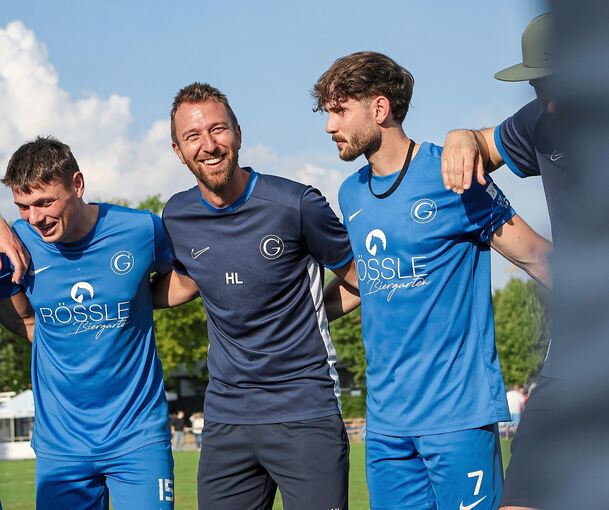 Fühlt sich offensichtlich wohl: Trainer Holger Ludwig (Mitte) im Kreis seiner Germania-Spieler.