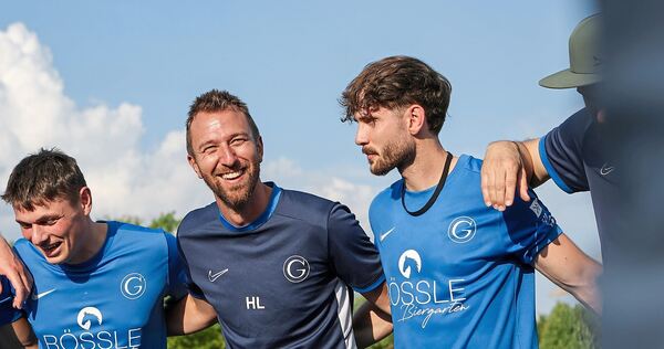 Fühlt sich offensichtlich wohl: Trainer Holger Ludwig (Mitte) im Kreis seiner Germania-Spieler.